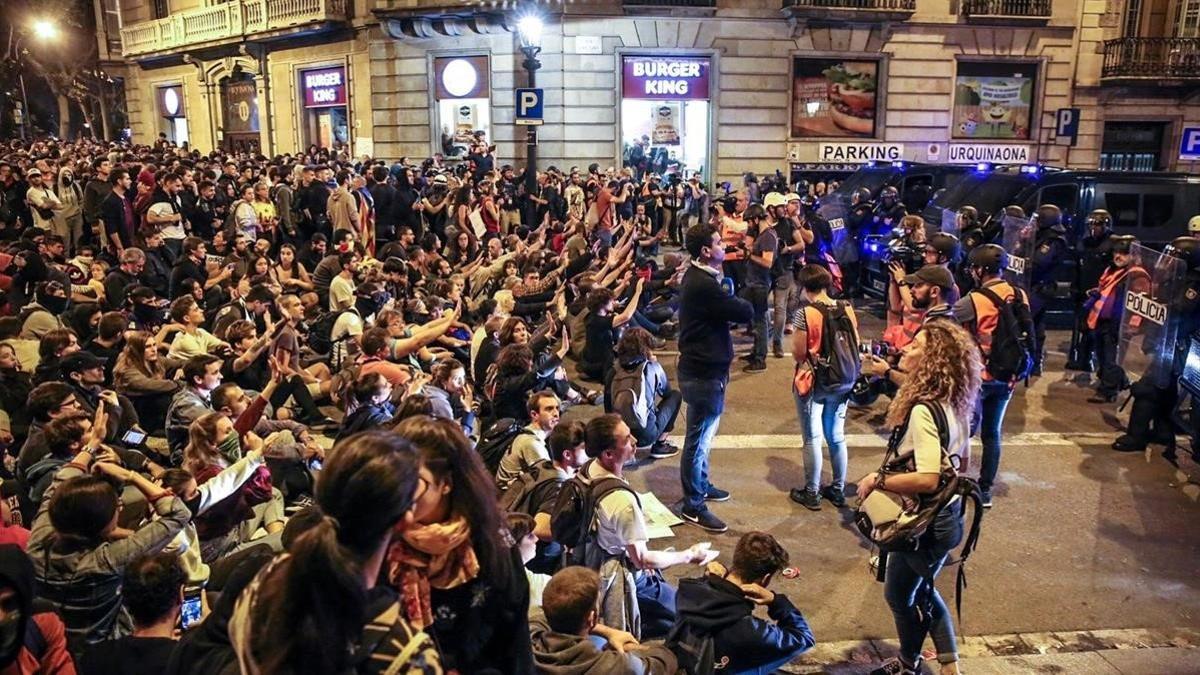 Manifestantes en Via Laietana, el sábado.