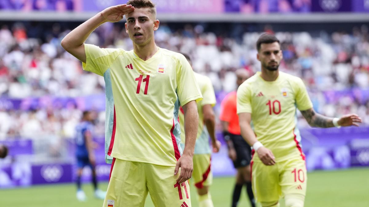 El futbolista Fermín López (c) celebra tras marcarle un gol a la República Dominicana durante el partido del Grupo C de fútbol masculino de los Juegos Olímpicos de París 2024 disputado este sábado en el Estadio de Burdeos.