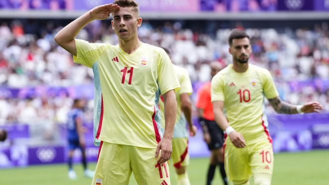 El futbolista Fermín López (c) celebra tras marcarle un gol a la República Dominicana durante el partido del Grupo C de fútbol masculino de los Juegos Olímpicos de París 2024 disputado este sábado en el Estadio de Burdeos. 