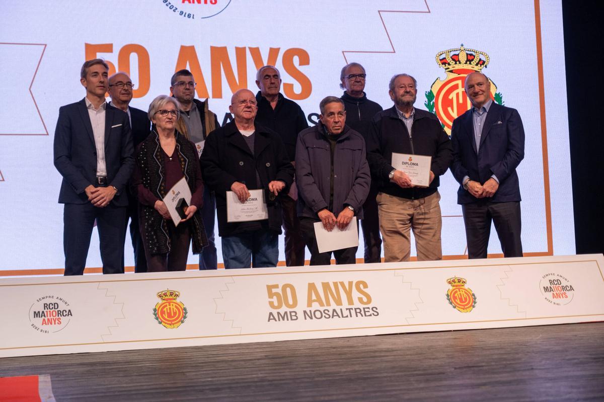 Sentido homenaje a los abonados del Mallorca con más de medio siglo de fidelidad.