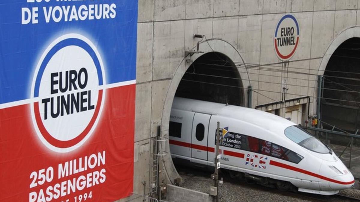 Deutsche Bahn ICE 3 high speed train leaves the Channel Tunnel during the preliminary tests in Coquelles