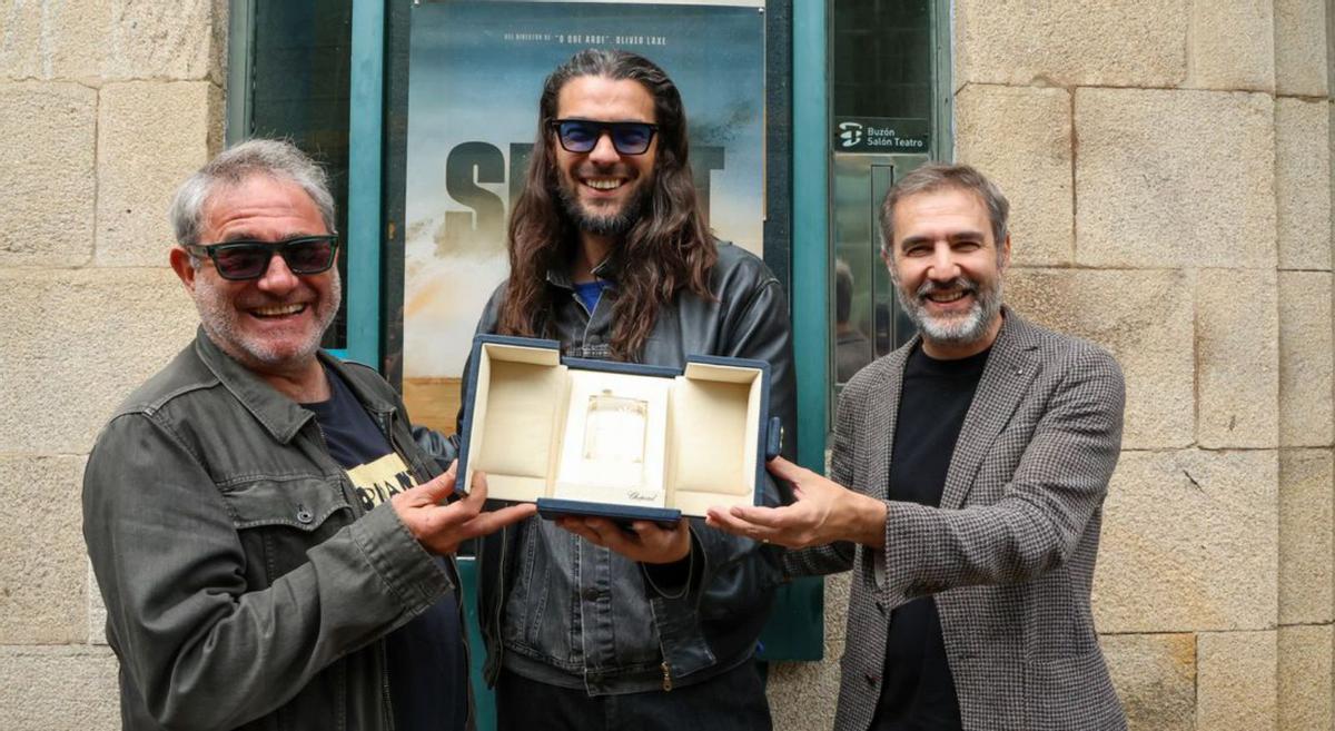 Sergi López, Oliver Laxe y Xavi Font en Compostela frente al Salón Teatro.
| Xoán Álvarez