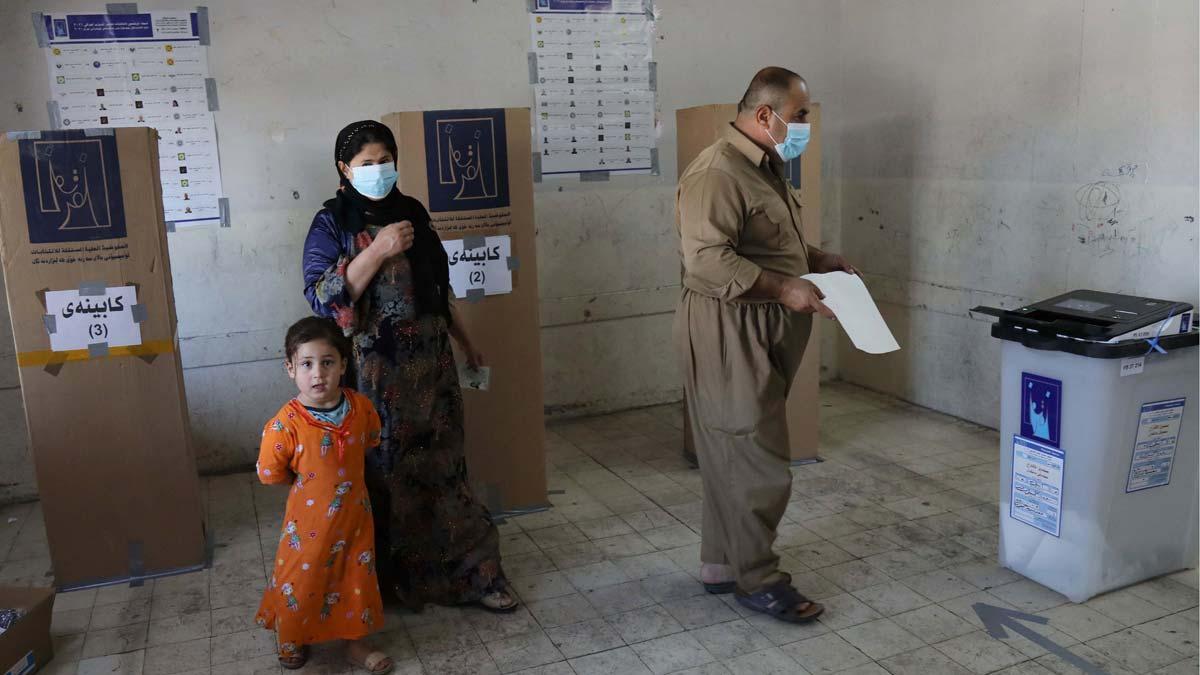 Una familia kurda iraquí vota en la ciudad de Arbil, en el norte de Irak.