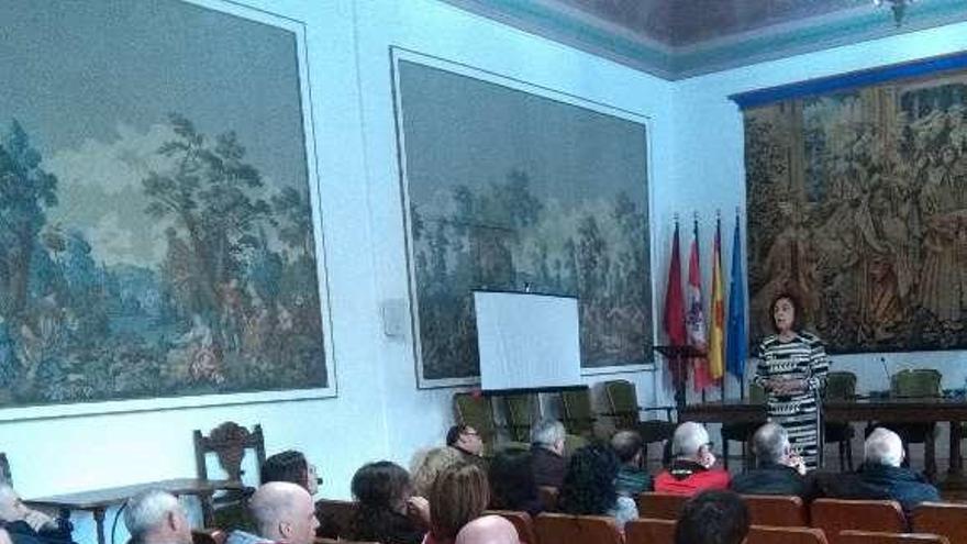 Los trabajadores municipales, durante la asamblea informativa.