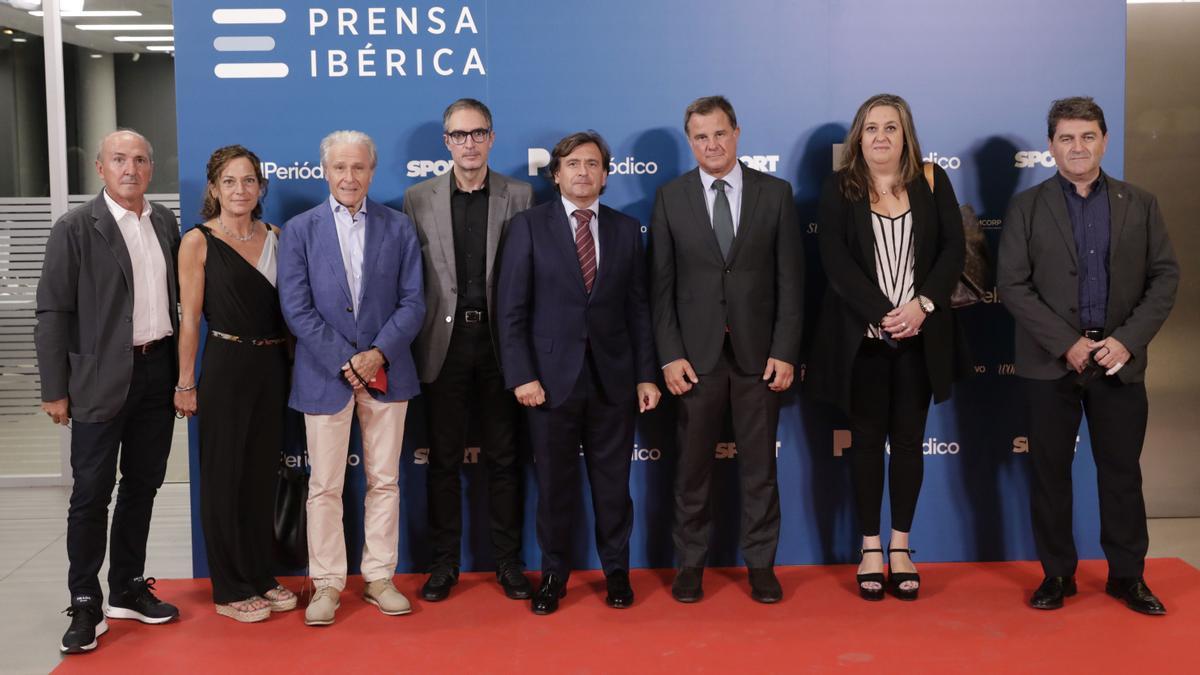 Representantes del FC Barcelona y del diario Sport posan ante el photocall. Tente Sánchez, Meritxell Solé , Ramon Alfonseda, Lluís Mascaró, Xavier Barbeny, David Casanovas, Elena Fort y Álex Santos.