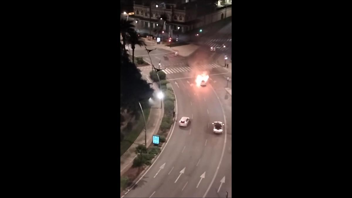 Coche en llamas en plena plaza Circular este viernes de madrugada en Murcia
