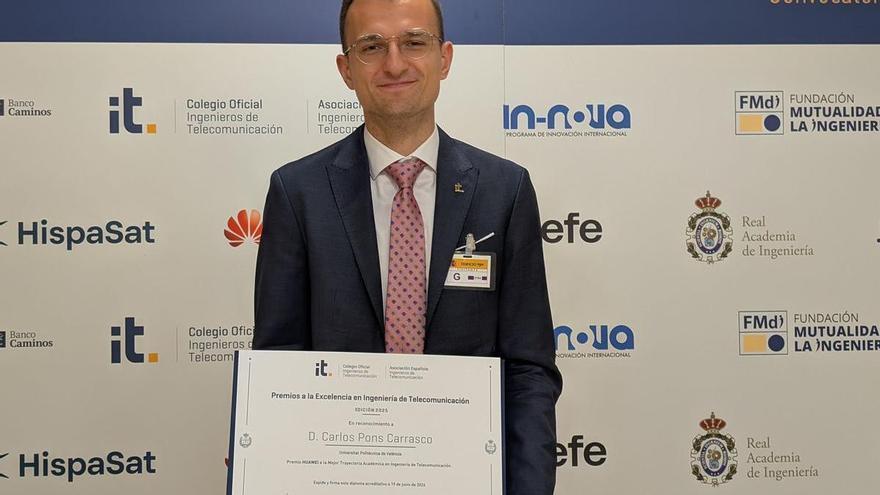 Un ingeniero de telecomunicaciones de Sumacàrcer recibe el premio del colegio oficial a la mejor trayectoria académica