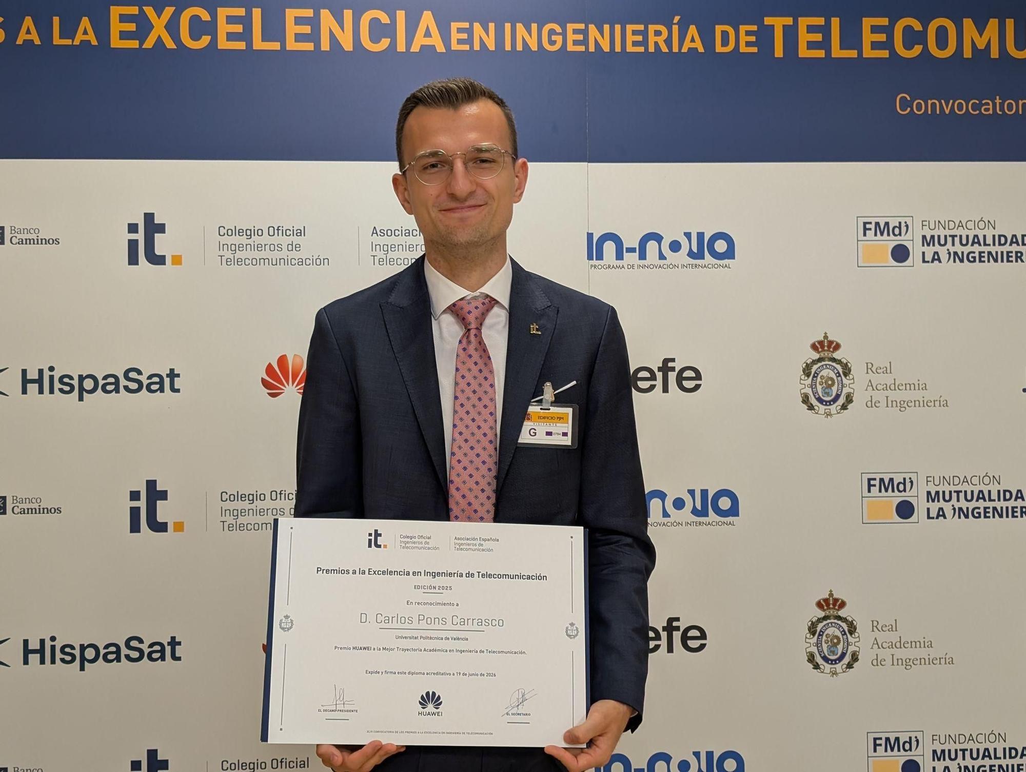 El joven de Sumacàrcer Carlos Pons, con el diploma que acredita el premio del Colegio Oficial de Ingenieros de Telecomunicaciones.