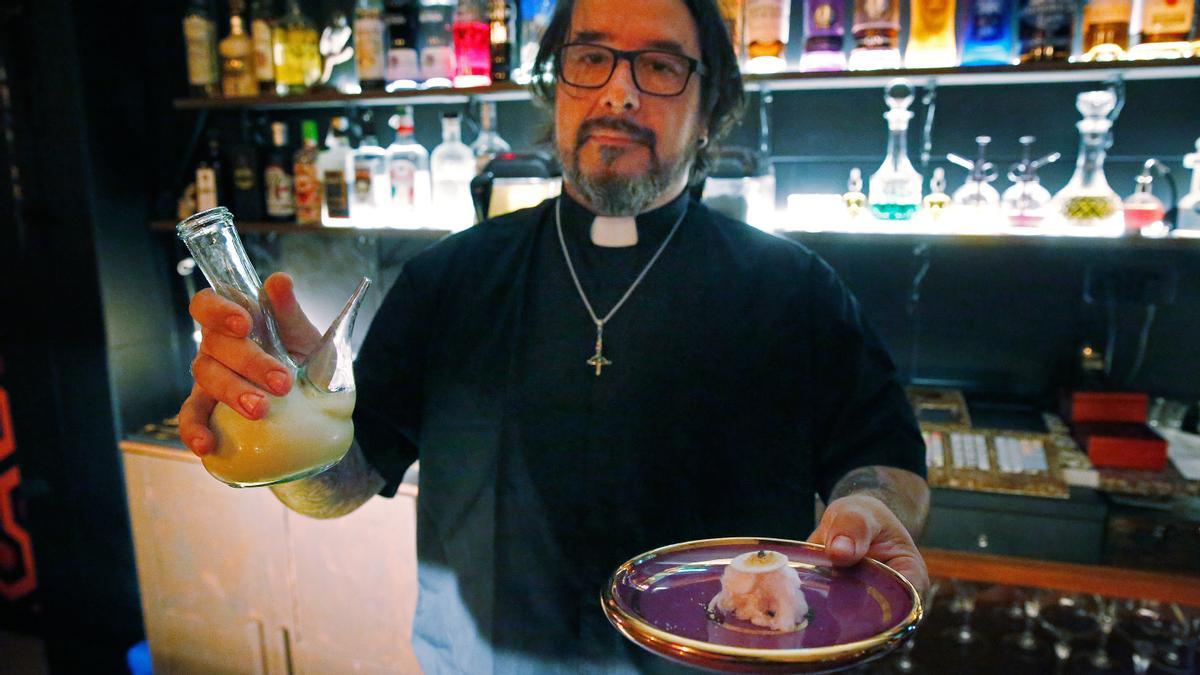 El padre Armander muestra el cóctel Mossèn Cinto,  homenaje líquido a Jacint Verdaguer. Se sirve en porrón acompañado de  una hostia en su respectiva patena.