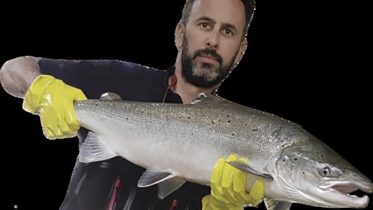 Óscar Magdalena, vicepresidente de Las Mestas, con uno de los últimos salmones donados al proyecto &quot;Arca&quot;.  S. Arias