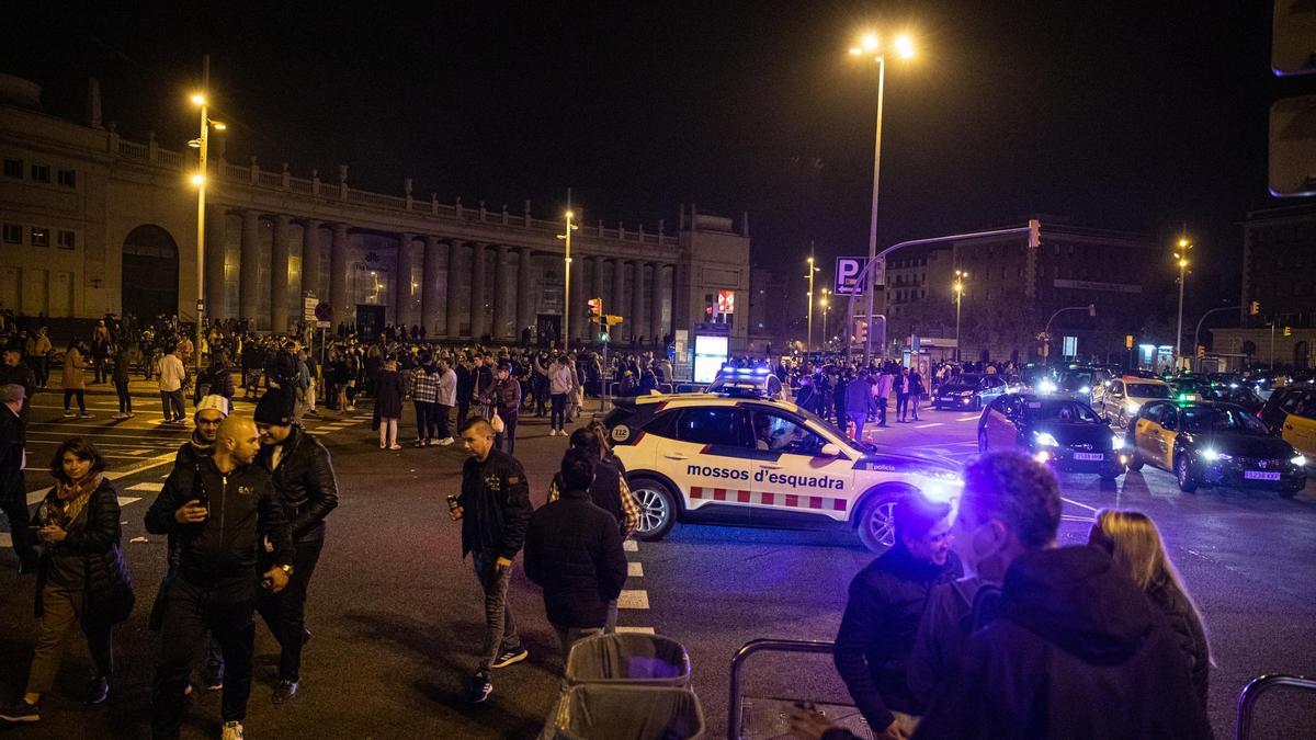 Un coche de Mossos en el gentío de la plaza de Espanya, esta Nochevieja