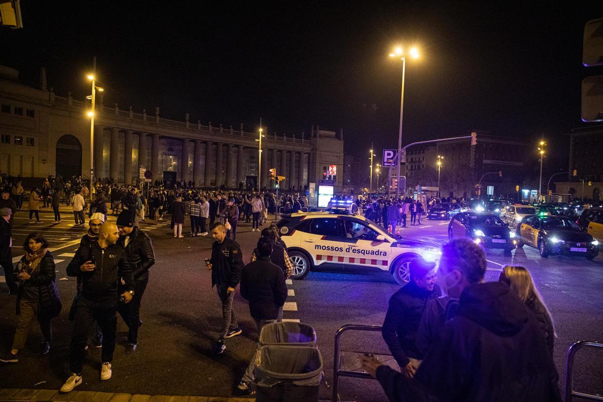 Un coche de Mossos en el gentío de la plaza de Espanya, esta Nochevieja.