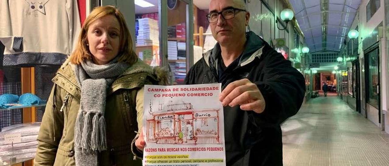 Mari Sanmartín y Maximino Blanco muestran el cartel de la campaña. // Bernabé