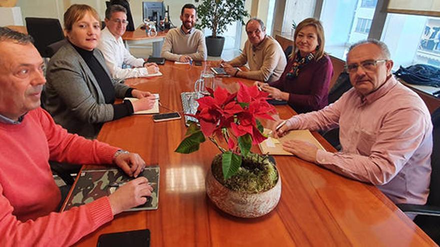 Los concejales de Movilidad de los ayuntamientos, ayer, con el conseller Javier Torres.