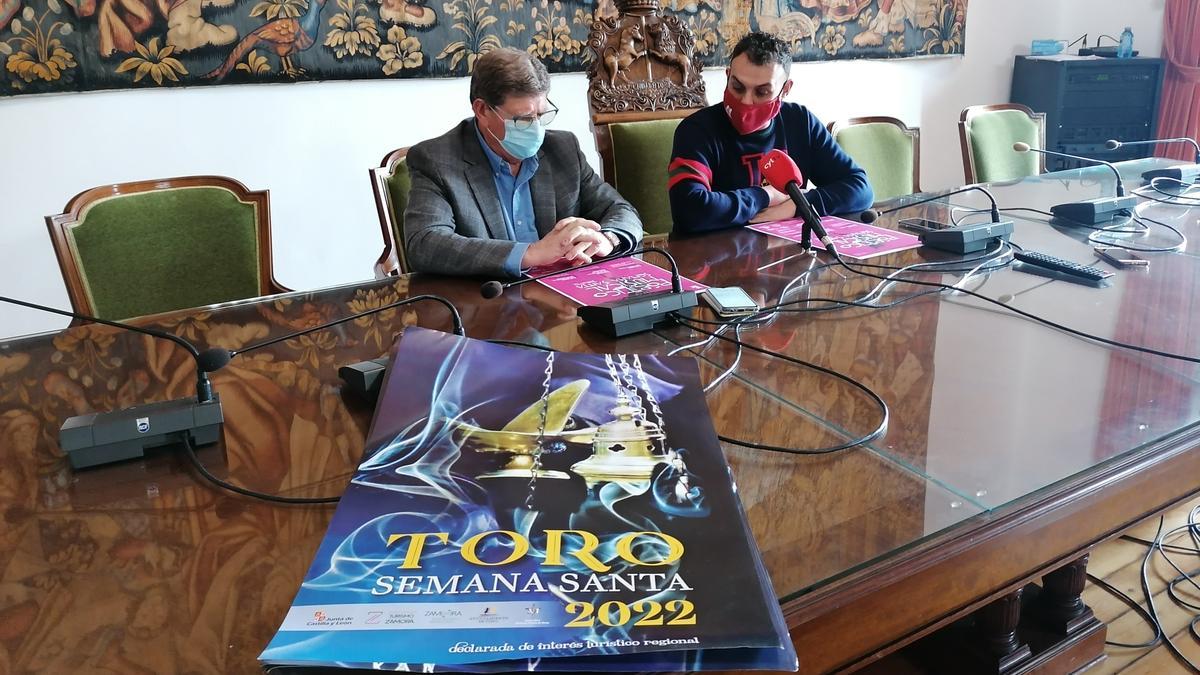 En primer plano, cartel promocional de la Semana Santa de Toro