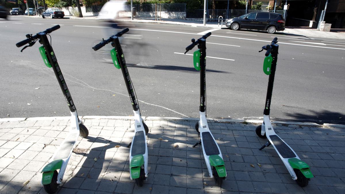 Una imagen de varios patinetes eléctricos.