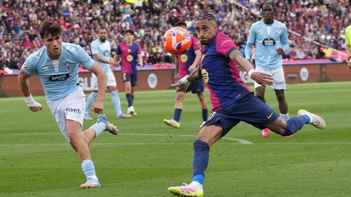 Raphinha remata ante la atenta mirada de un defensa del Celta