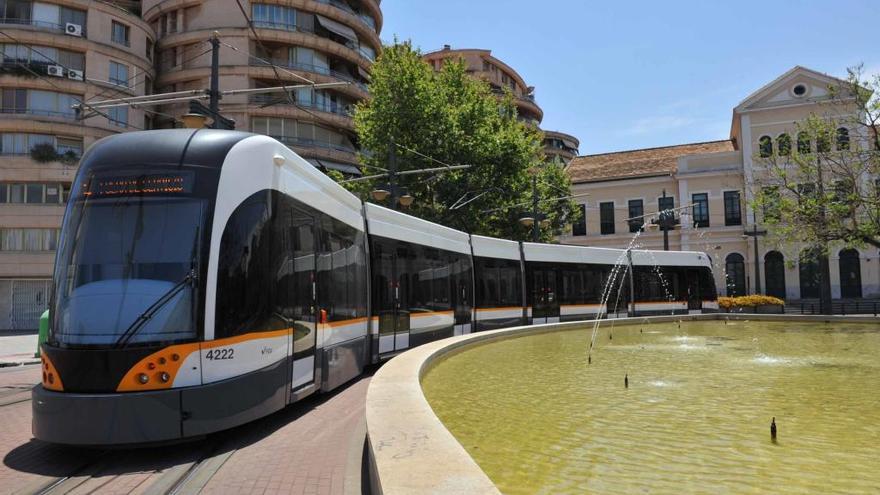 Un tranvía arrolla a una empleada de la limpieza municipal en València