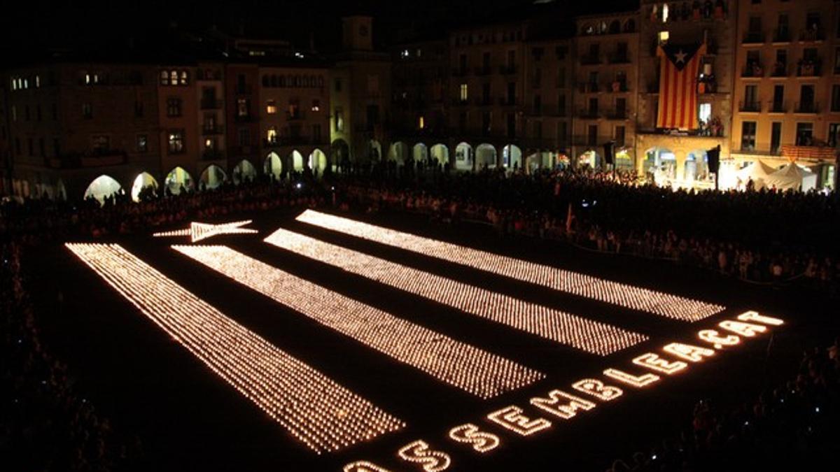 Encendido de la 'estelada' gigante en la plaza Major de Vic.