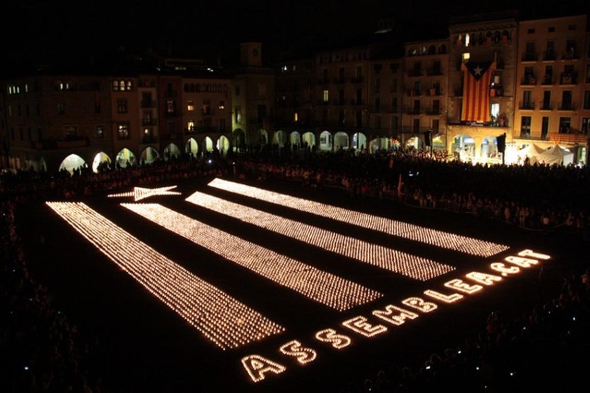 Encesa de l’estelada gegant a la plaça Major de Vic.