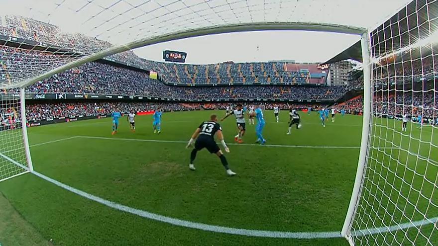 Gol ilegal de Suárez contra el Valencia