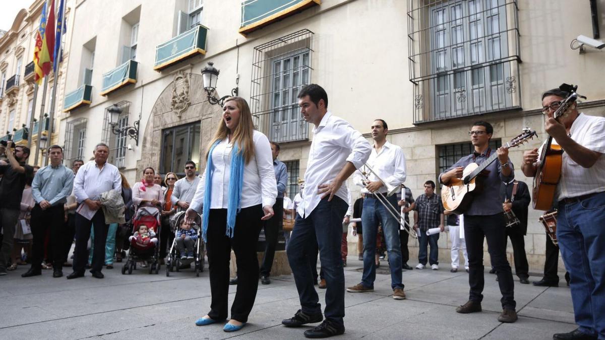 Cant d’estil en la plaça de Manises, davant la Diputació de València. | GERMAN CABALLERO