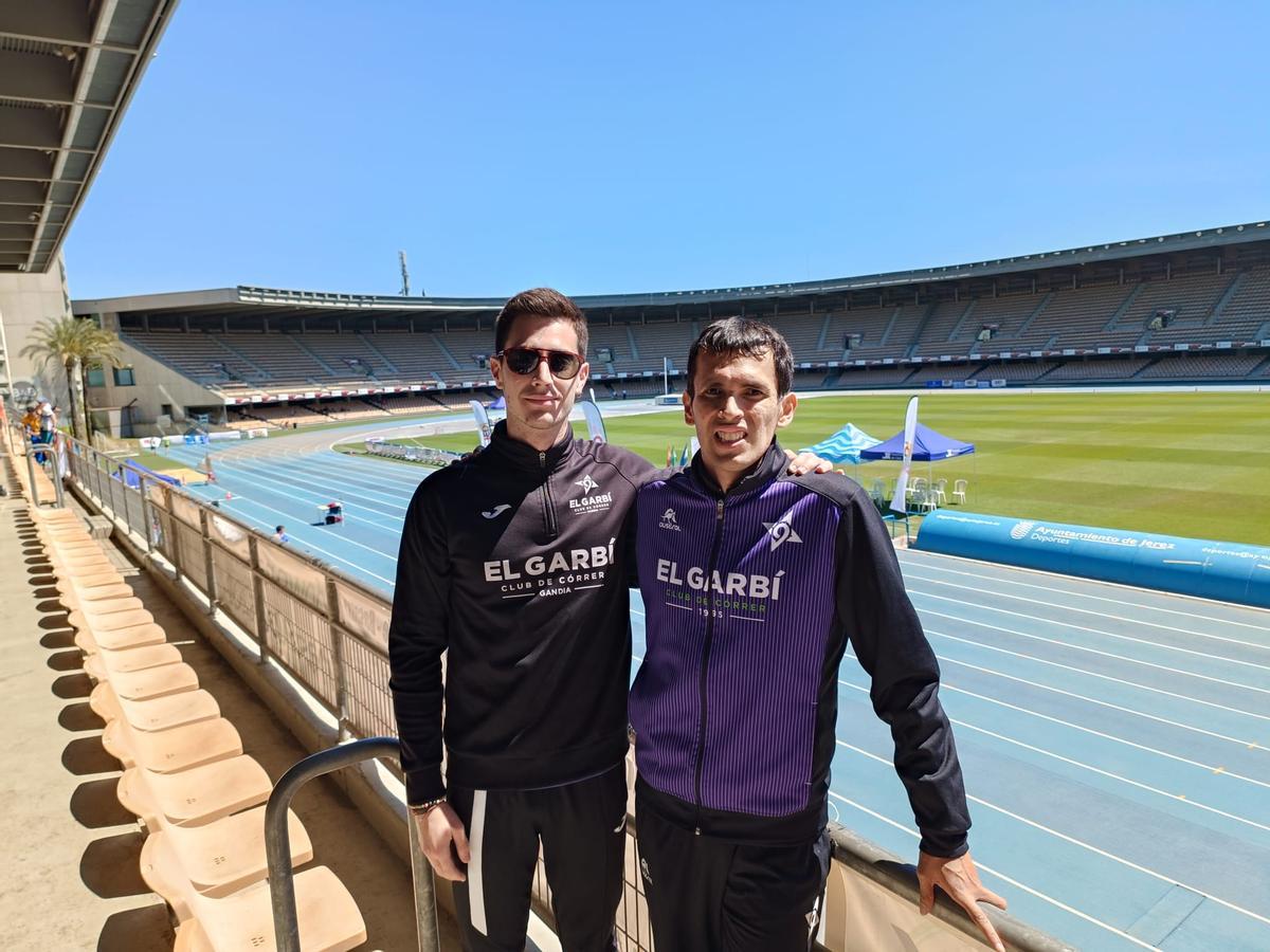 Edgar Morón y su entrenador, Joan Villarroya, en el estadio Chapin de Jerez
