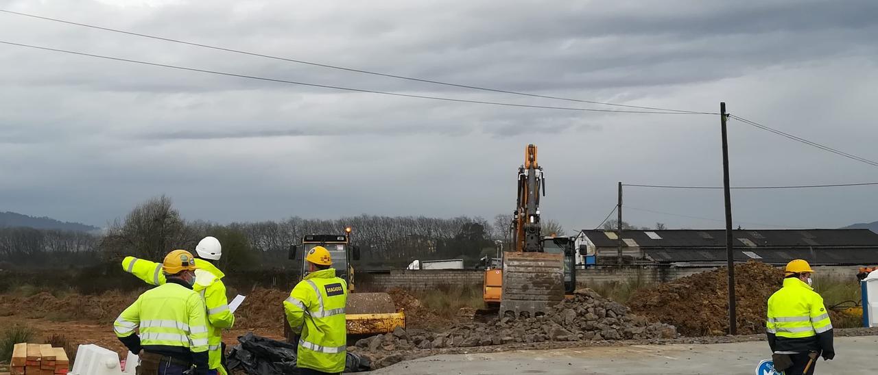 Obras en la parcela en la que se instalará Amazon, en el polígono de Bobes