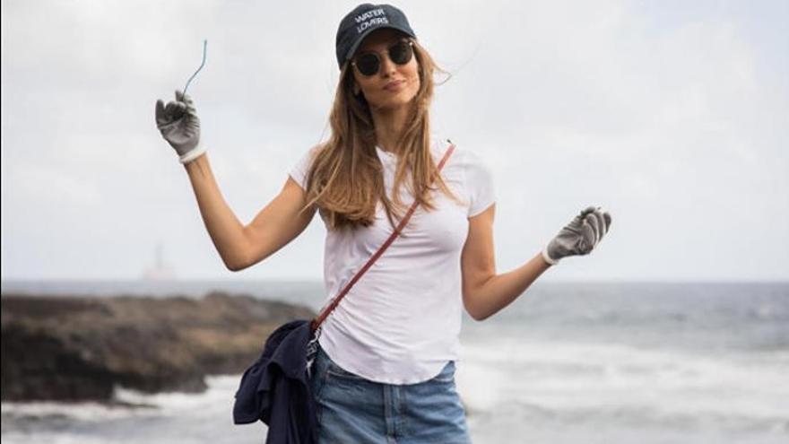 La modelo Ariadne Artiles se une al movimiento de recogida de basura en la playa de San Borondón