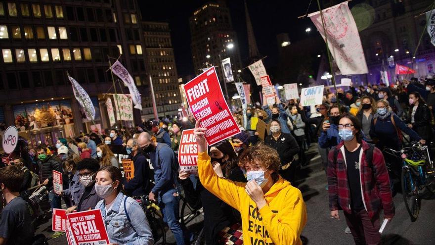 Cientos de manifestantes en Filadelfia exigen el recuento de todos los votos