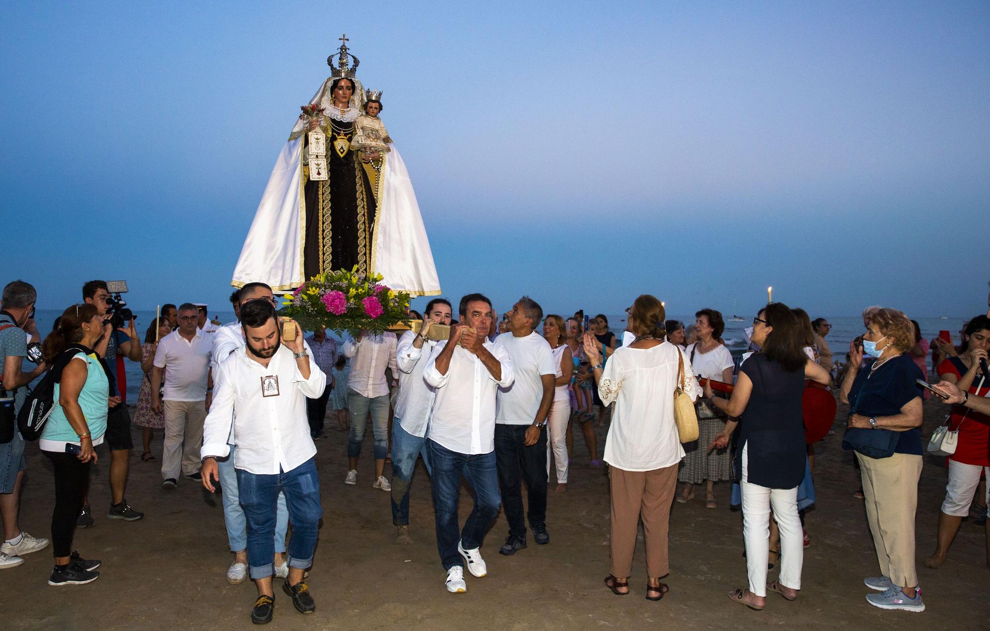 La Virgen del Carmen desembarca en la playa del Postiguet de Alicante