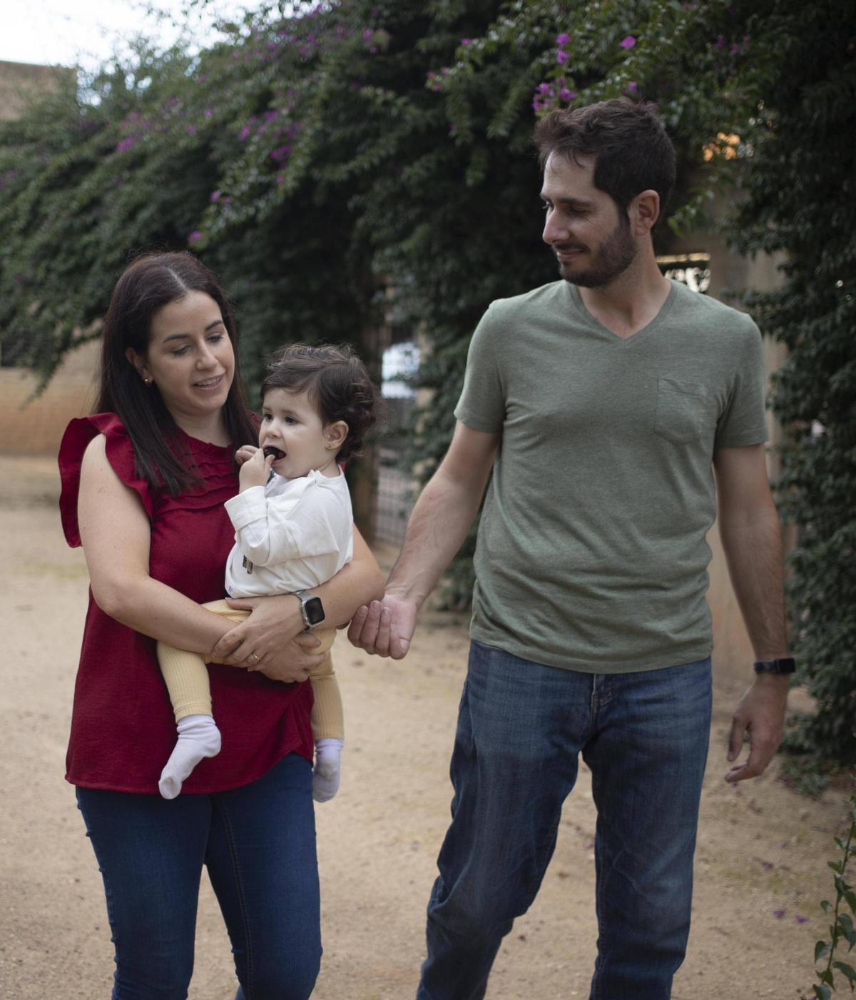La pequeña Ona junto a Lourdes y Pepe.