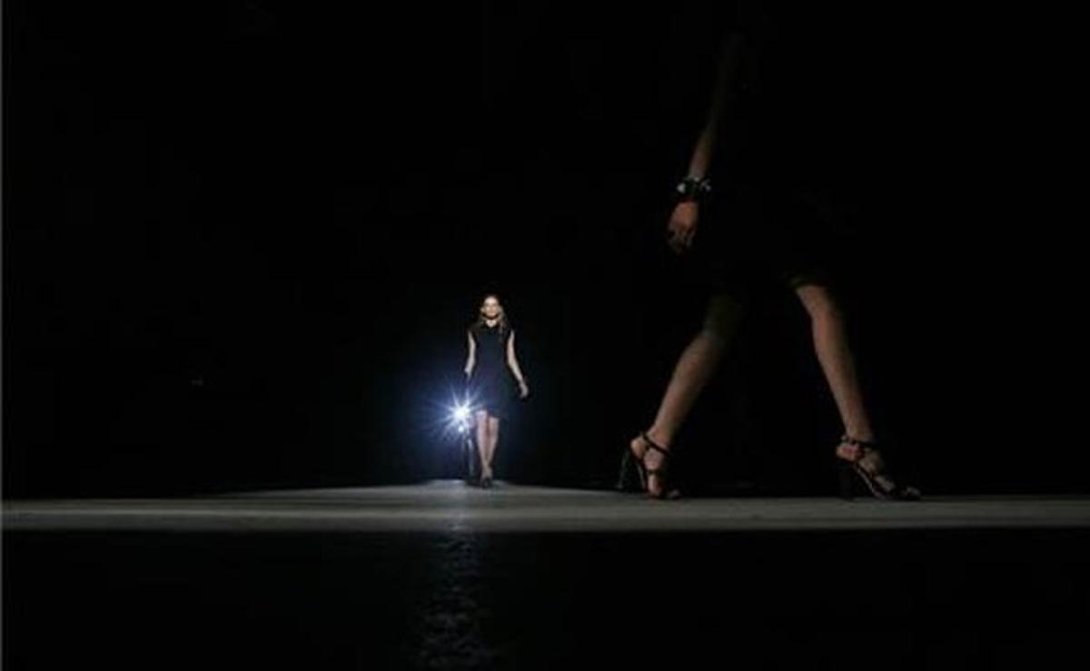 Les models presenten les noves creacions d’Edun per a la temporada que ve, primavera-estiu 2012, durant la Setmana de la Moda de Nova York.