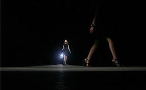 Les models presenten les noves creacions d’Edun per a la temporada que ve, primavera-estiu 2012, durant la Setmana de la Moda de Nova York.