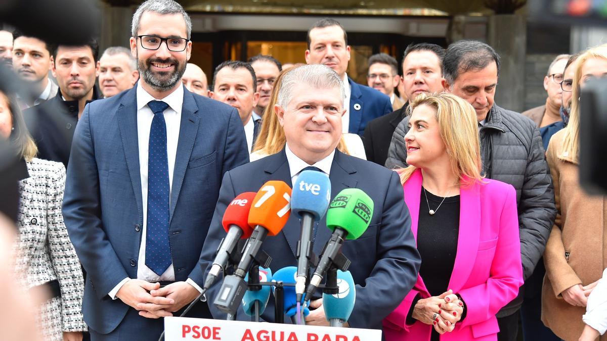 Vélez, acompañado de diputados y alcaldes socialistas, este miércoles frente a la Asamblea Regional.