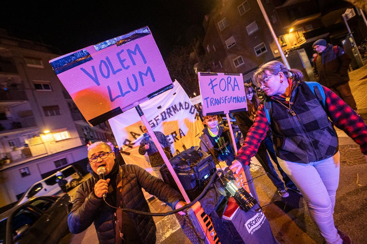 Manifestación de vecinos de la Prosperitat que piden una solución para los cortes de luz que sufren y el traslado de un transformador que se incendió en septiembre. Manifestación de vecinos de la Prosperitat que piden una solución para los cortes de luz que sufren y el traslado de un transformador que se incendió en septiembre.