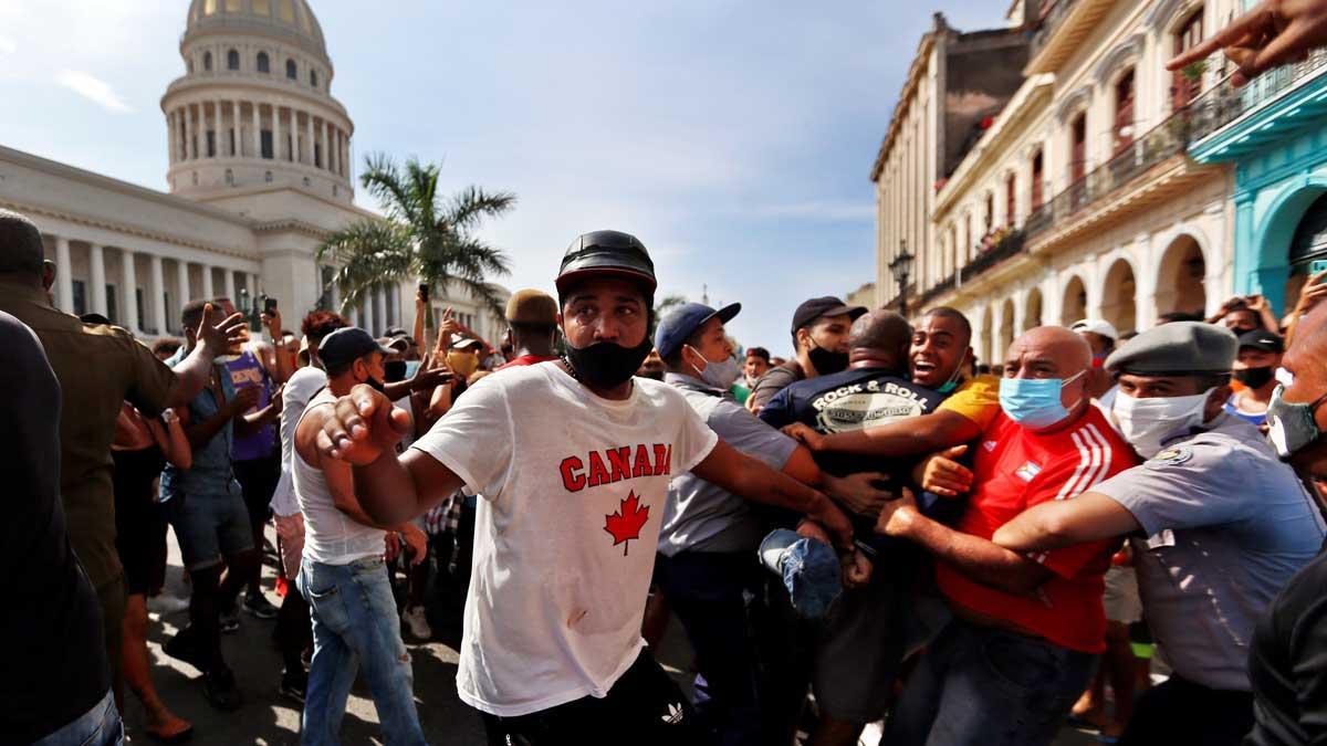 Manifestantes toman la calle en La Habana