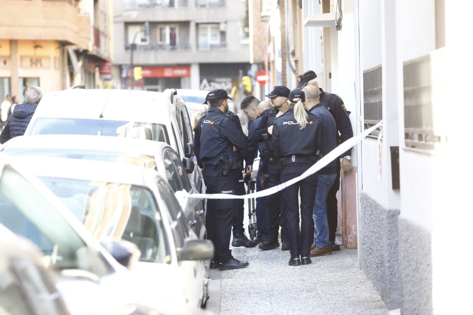 En imágenes | La Policía investiga un asesinato machista en Zaragoza