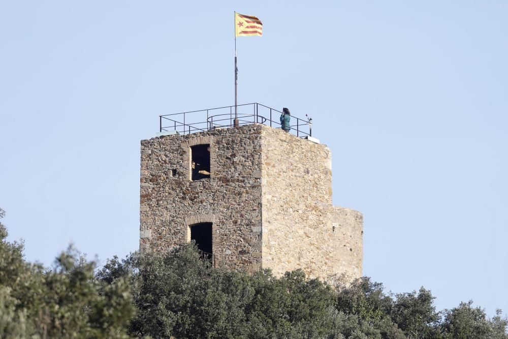 Pujada al castell de Sant Miquel per protestar contra les maniobres convocades per l exercit.