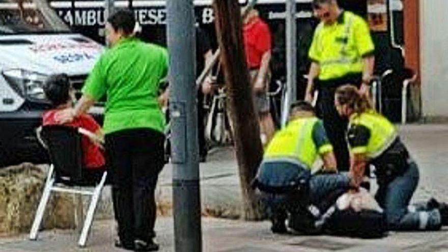 Los agentes, en el momento en el que estaban reanimando al vecino.