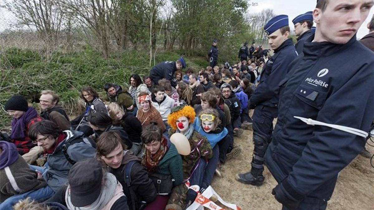 Agentes de la policía belga vigilan a los pacifistas detenidos.