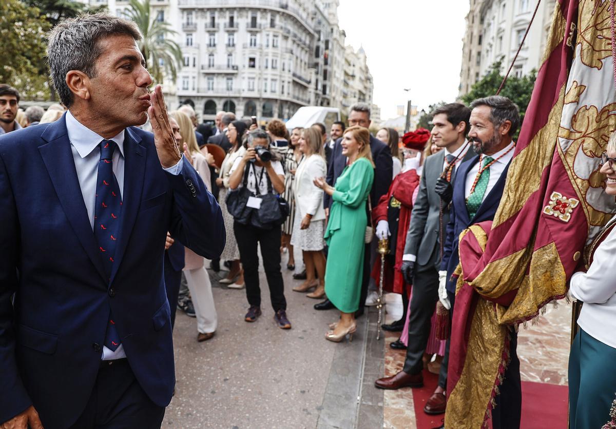El president de la Generalitat Valenciana, Carlos Mazón, acompaña la salida de la Real Snyera durante los actos por la festividad del 9 d’ Octubre, Día de la Comunitat Valenciana, a 9 de octubre de 2024, en Valencia, Comunidad Valenciana (España). Valencia se prepara para disfrutar de una jornada llena de actos que comienzan con la recepción de la corporación, autoridades e invitados, que acompañarán la salida de la Real Senyera, y continúa con la ofrenda ante la estatua del rey Jaume I en el Parterre, en el aniversario de la entrada de éste en la ciudad. Al terminar la procesión cívica, se dispara una ‘mascletà’ en la Plaza del Ayuntamiento. Por la tarde, la Federación de Folclore de la Comunitat Valenciana ofrecerá en la plaza del Ayuntamiento una exhibición de bailes, músicas y canciones populares valencianas, entre otras actividades. 09 OCTUBRE 2024 Rober Solsona / Europa Press 09/10/2024. Rober Solsona