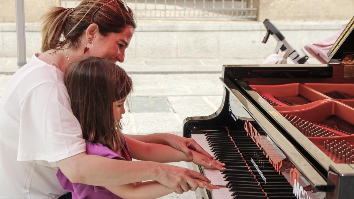 La pequeña Vera, aprendiz de piano, pone a prueba su destreza en el Foro de los Balbos.