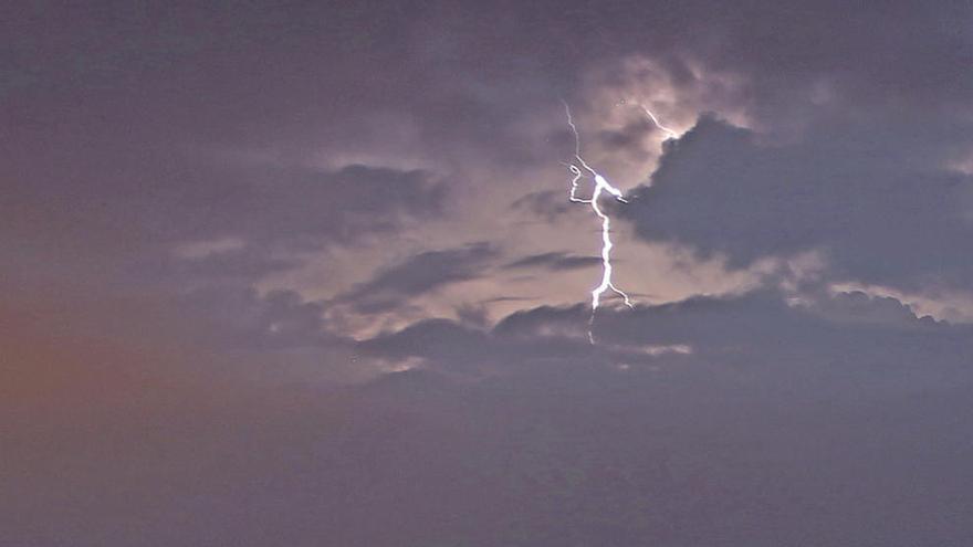 Uno de los rayos que cayeron ayer sobre Galicia.  // Nick