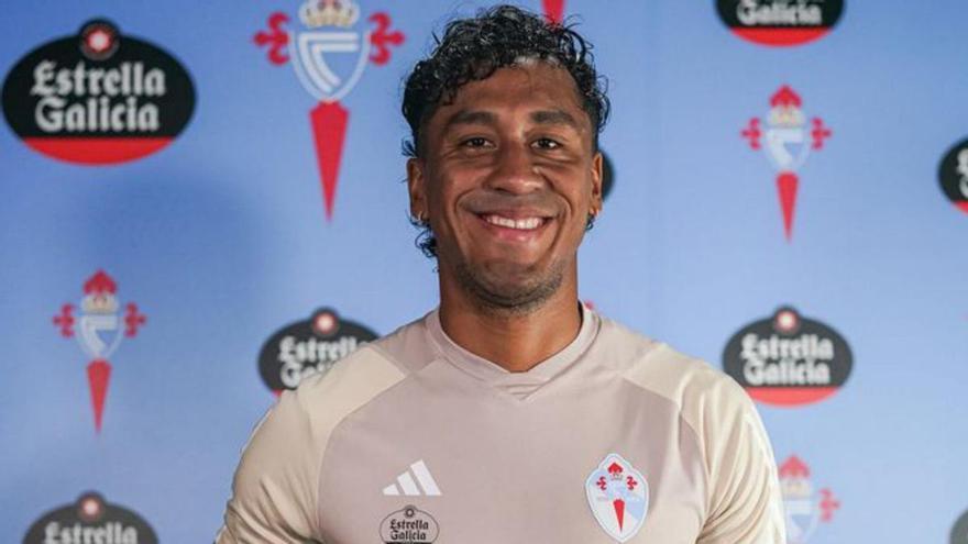 Renato Tapia, con el trofeo de mejor jugador del Celta en diciembre.