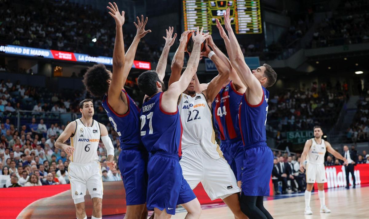 La defensa azulgrana estuvo muy atenta a Tavares dentro de la zona