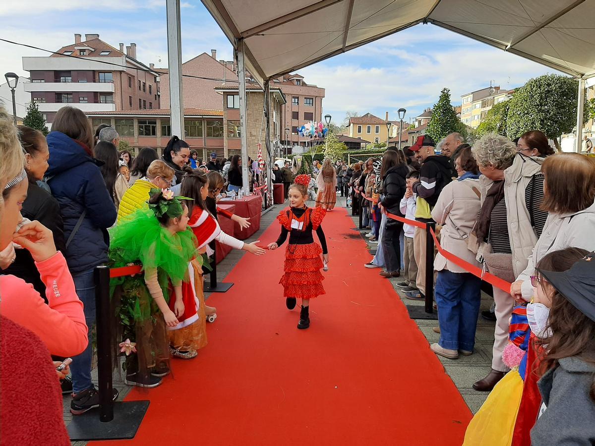 Llanera festeja un Antroxu infantil de récord Llanera festeja un Antroxu infantil de récord