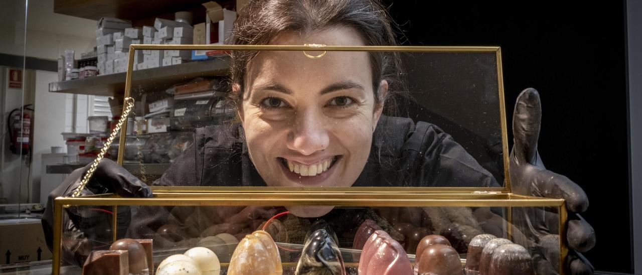 Laura Castro con siete variedades de bombones que fabrica en la Pastelería Tu Recreo. // BRAIS LORENZO