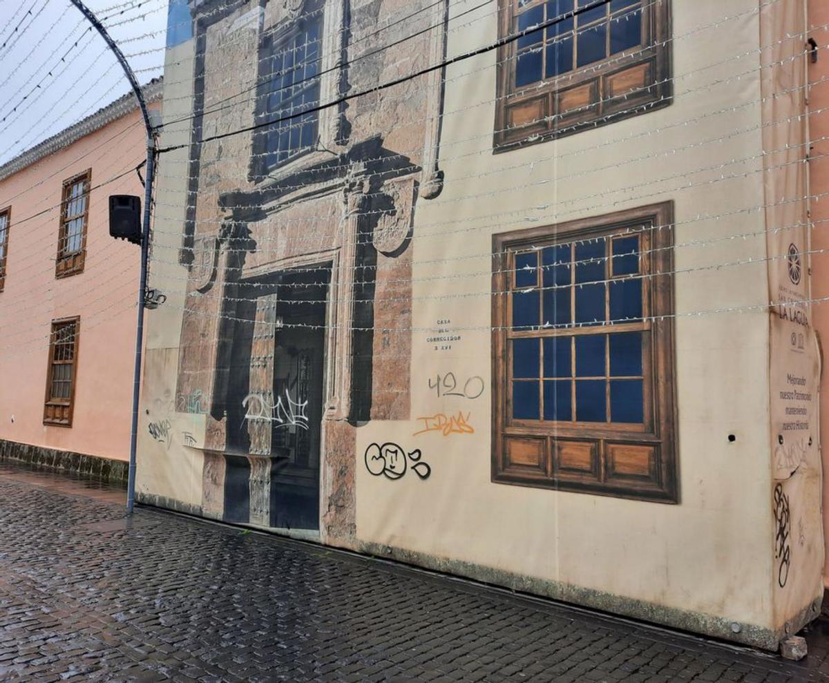 La lona que tapa la puerta de la Casa del Corregidor. | | E. D.