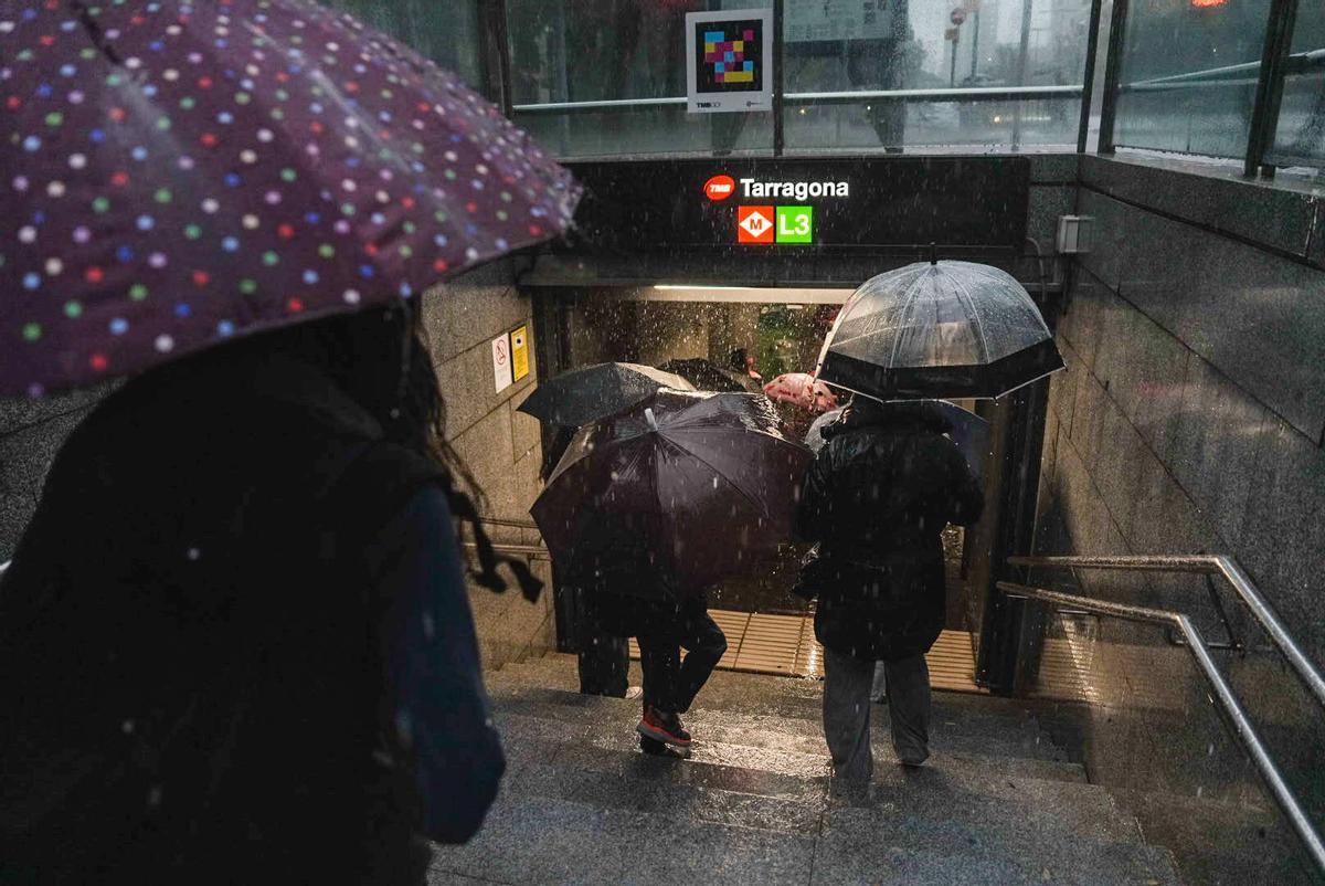 Lluvia intensa en el barrio de Sants de Barcelona, la mañana del 6 de noviembre